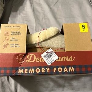 NWT- Dearfoams Memory Foam Slippers